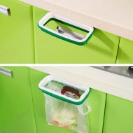 Závěsný držák pro odpadkové pytle na kuchyňská dvříka